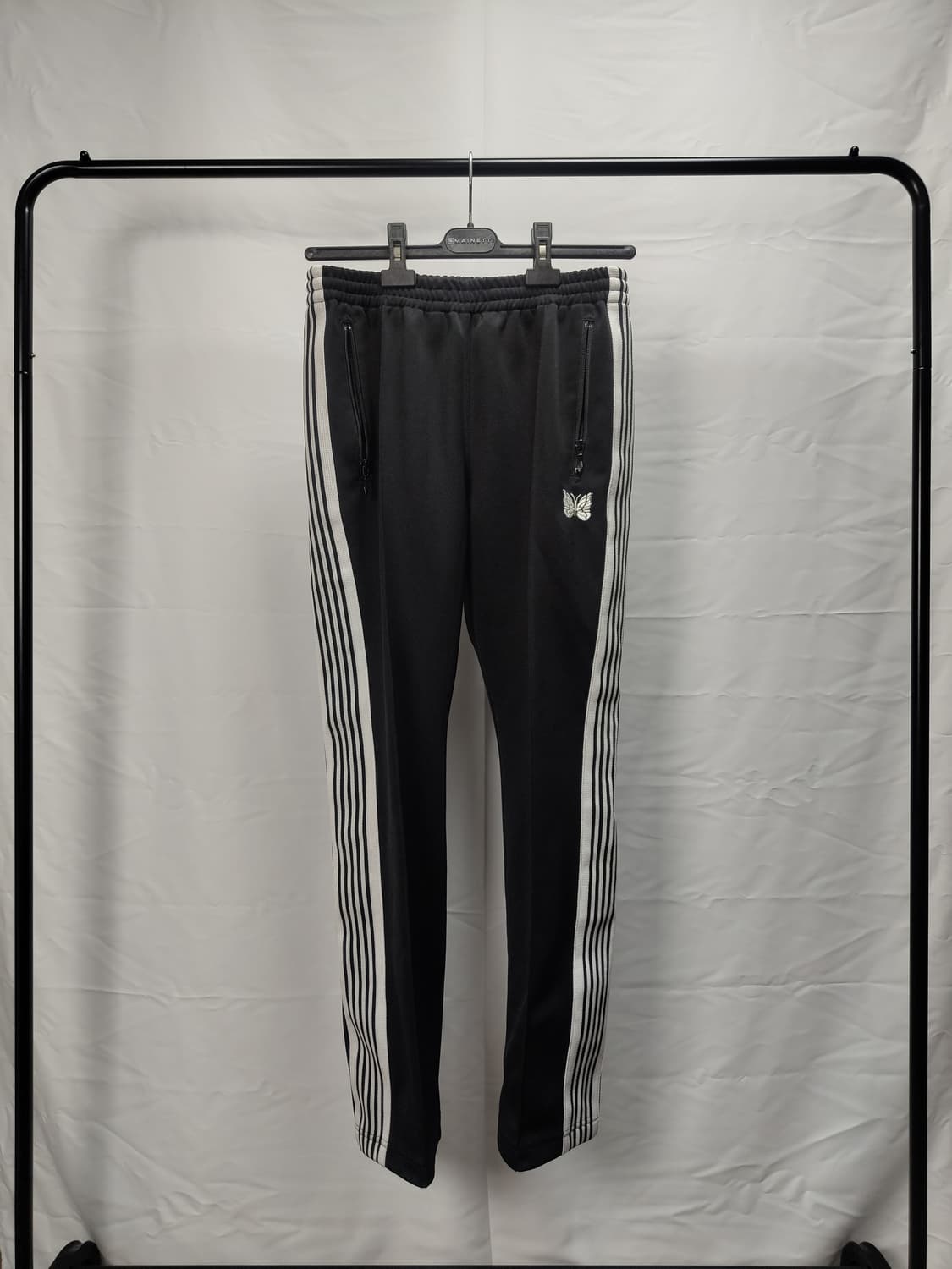 니들스 트랙팬츠 네로우핏 검흰 s사이즈 상품이미지1