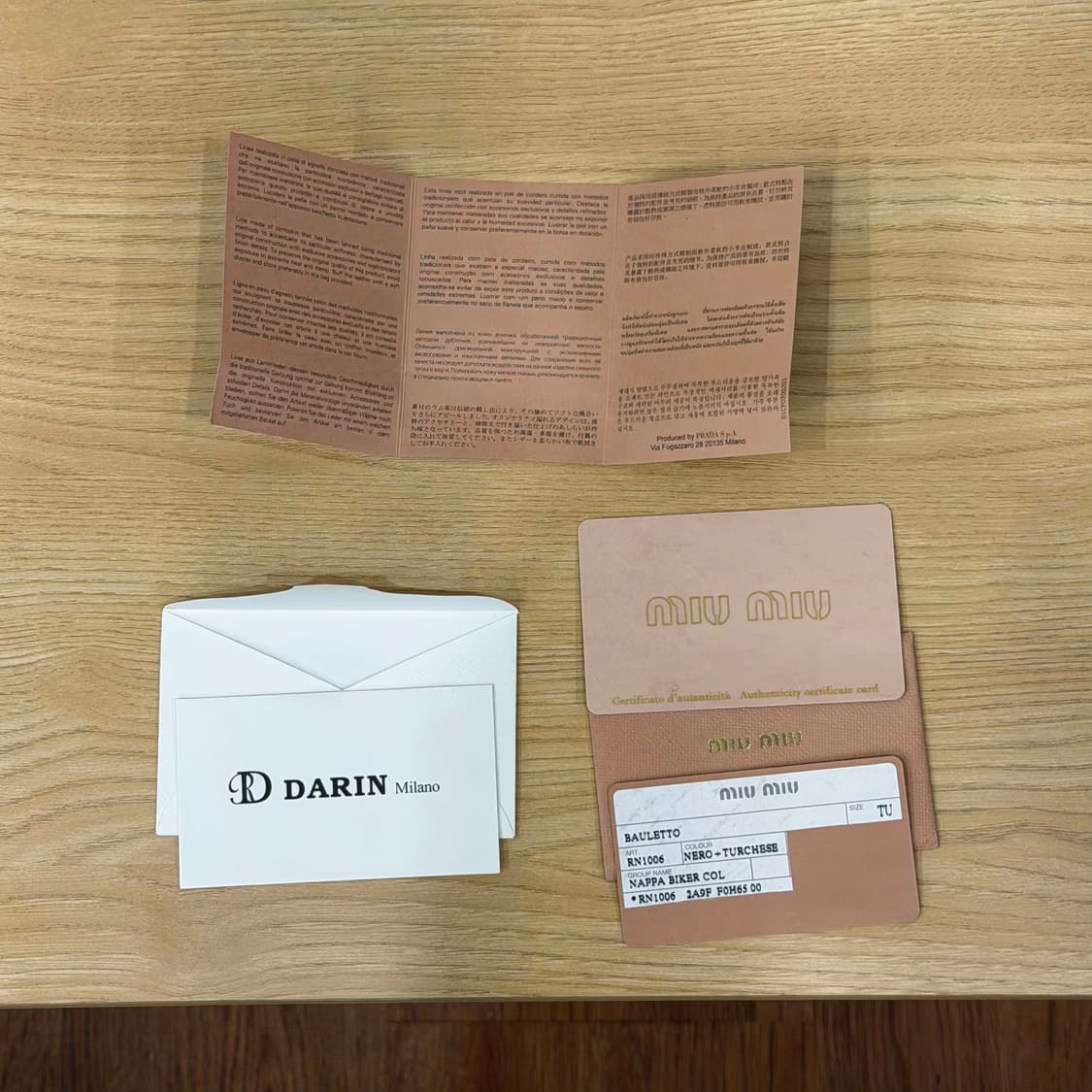 미우미우 투톤 레더 토트백 골드 로고 배색 지퍼 디테일 블랙 블루 상품이미지10