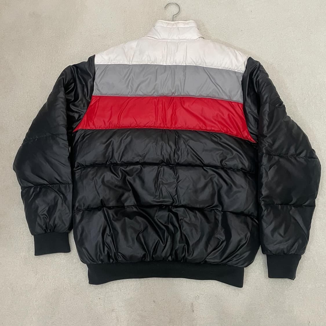 아디다스 블랙 레드 그레이 숏패딩 상품이미지5