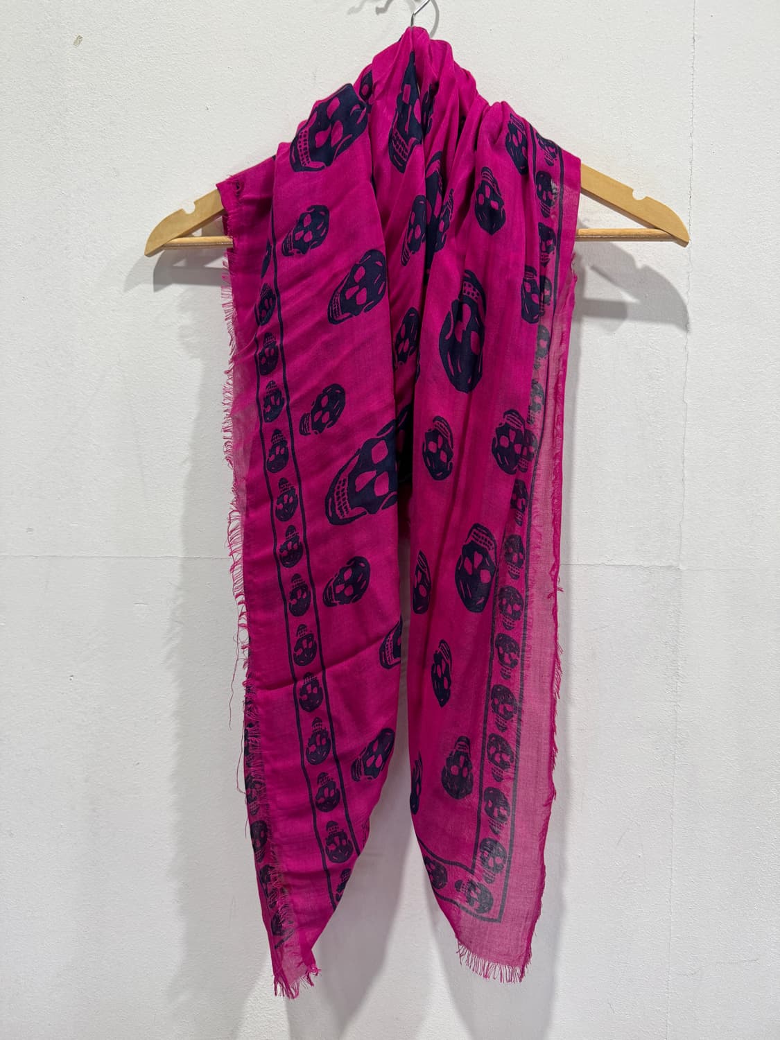 알렉산더 맥퀸 스컬 패턴 핫핑크 스카프 정품 상품이미지2