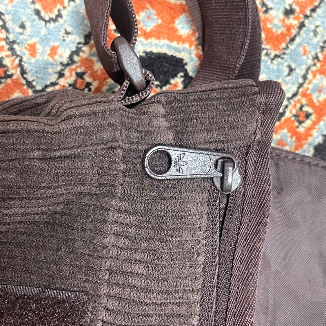 아디다스 오리지널 브라운 골덴 코듀로이 크로스백  상품이미지8