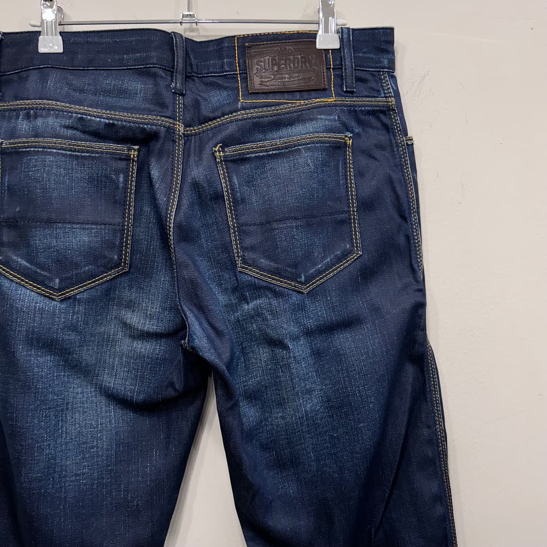 슈퍼드라이 재팬 슬림핏 버튼플라이 코팅 데님진 상품이미지1