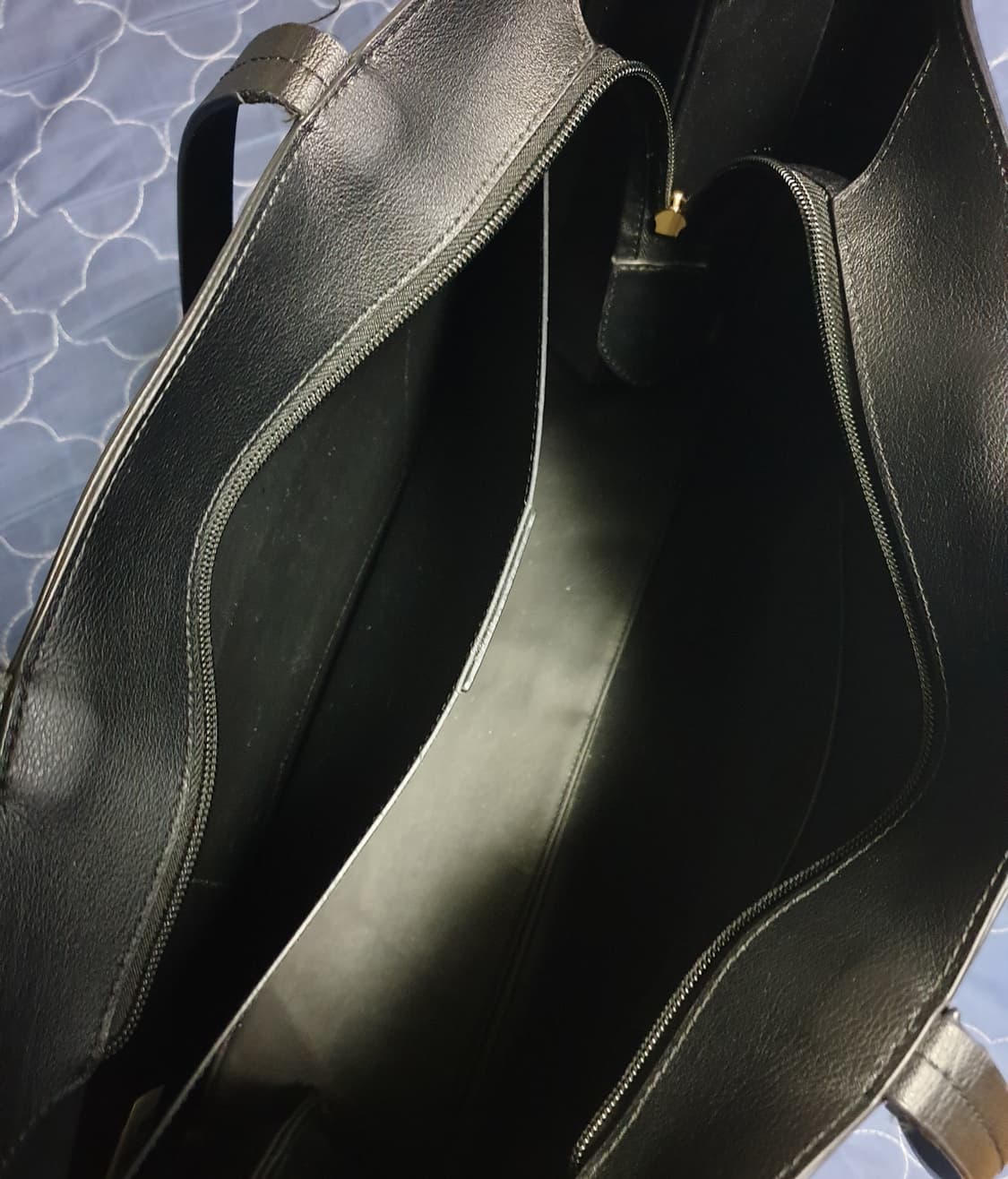 (단종매물) 질스튜어트 소가죽 불륨로고 가로형 숄더 쇼퍼백 블랙 상품이미지6