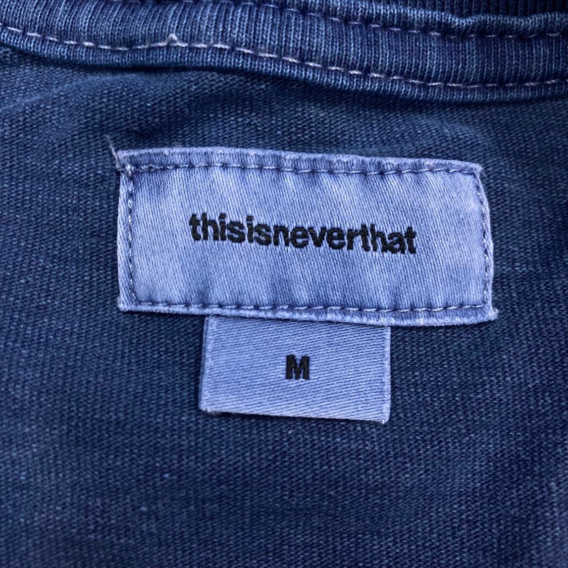 디스이즈네버댓 네이비 컬러 스몰 로고 롱슬리브 긴팔티 상품이미지3