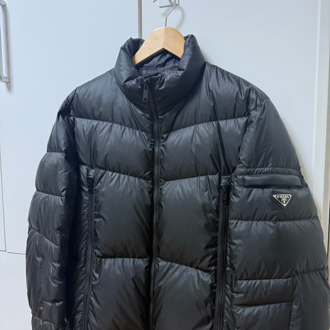 프라다 삼각로고 나일론 봄버 패딩 자켓
48사이즈 상품이미지2