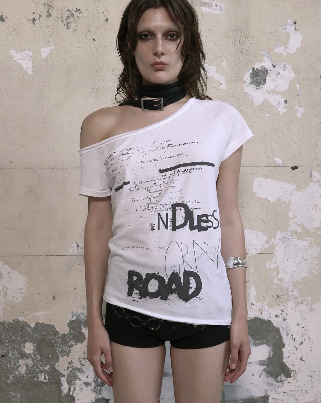 보헤미안서울 - FUNKY SCOOP NECK TEE SCRIBBLE 상품이미지1