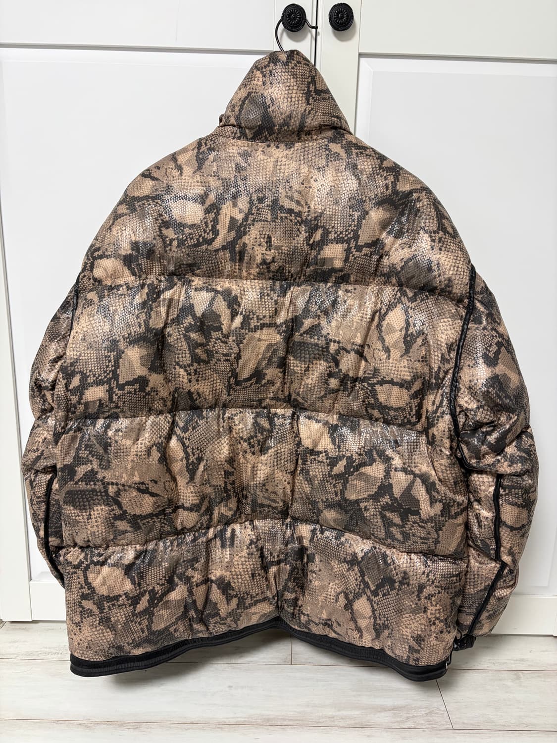 앤더슨벨 Andersson Bell 노아 파이톤 리버시블 다운 패딩 L 상품이미지2