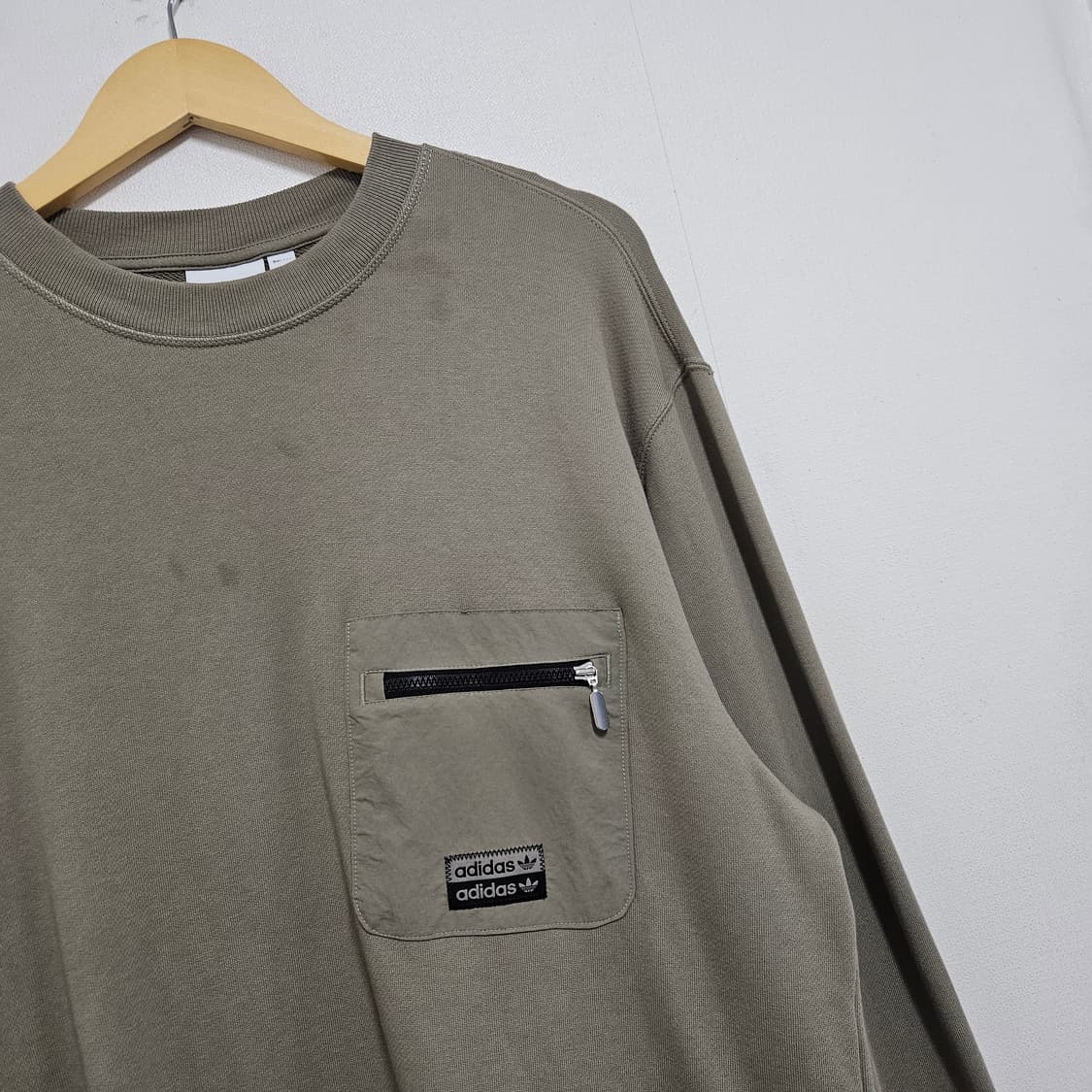 아디다스 오버핏 포켓 맨투맨 카키 L 상품이미지4