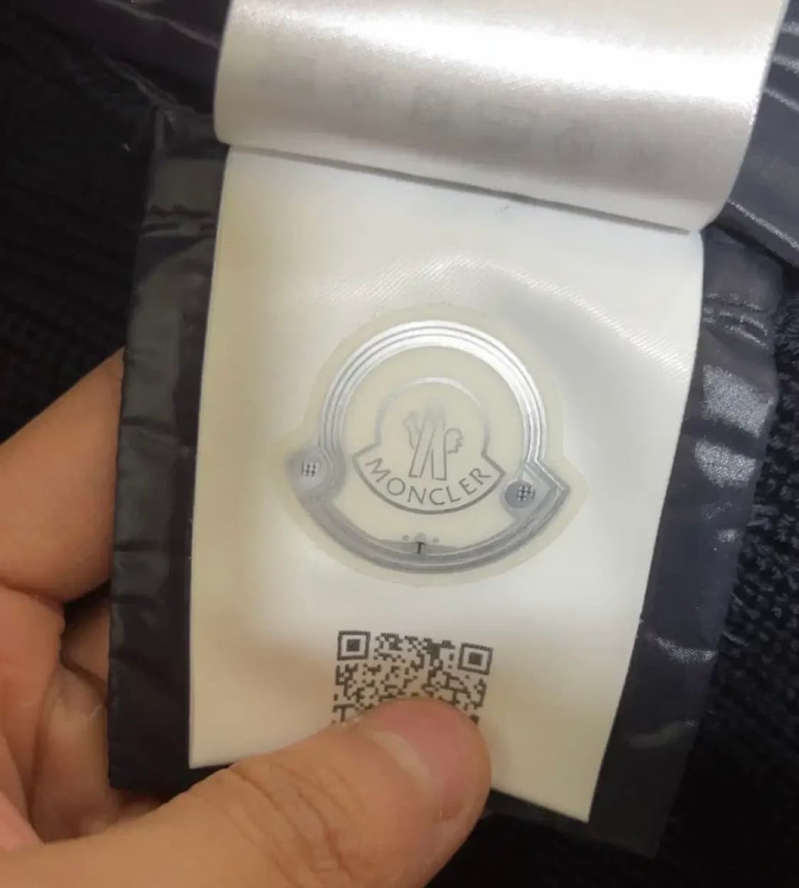 몽클레어 트리콧 삼선 유광 니트패딩 상품이미지4