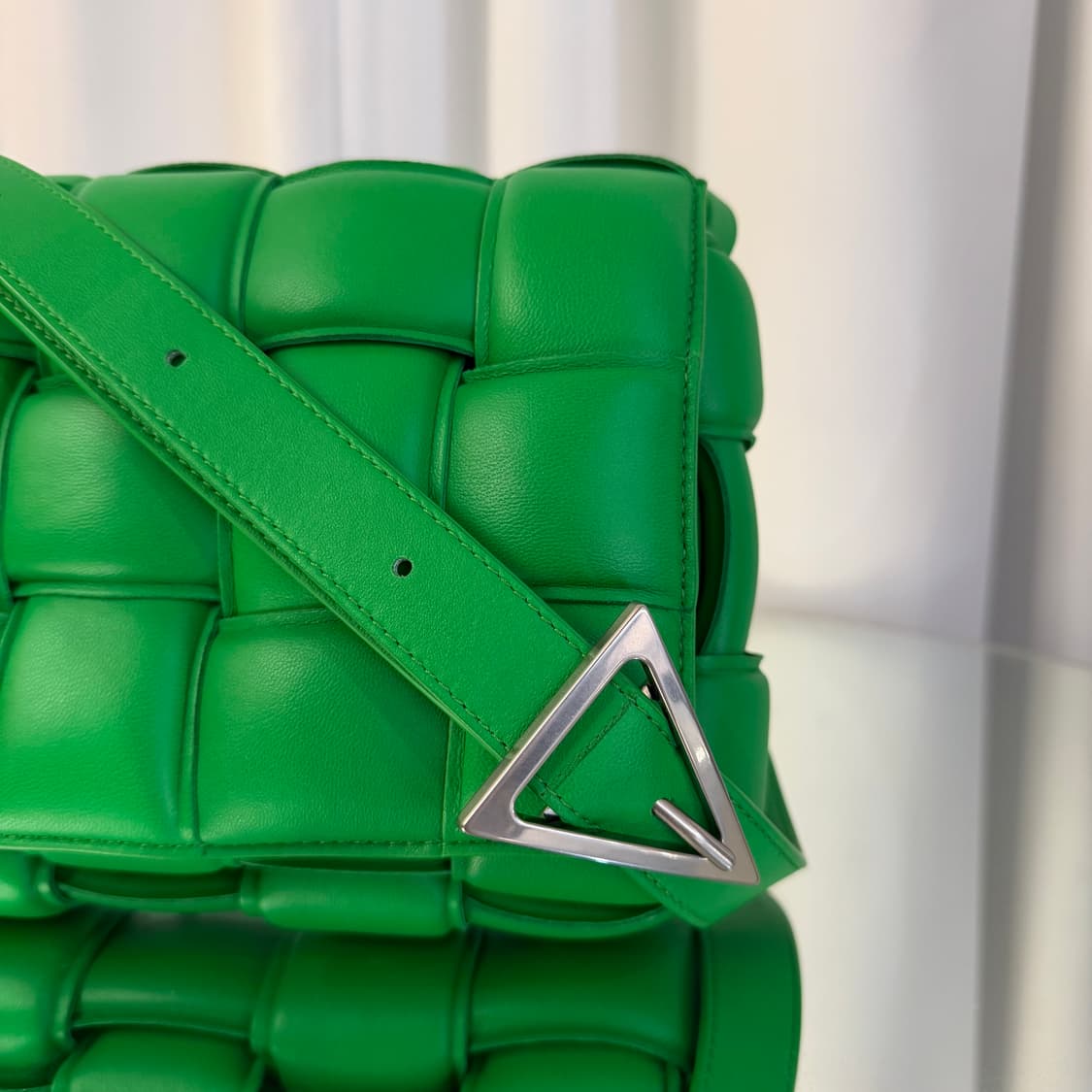 S / 보테가베네타 인트레치아토 패딩 카세트 크로스백 591970 상품이미지4