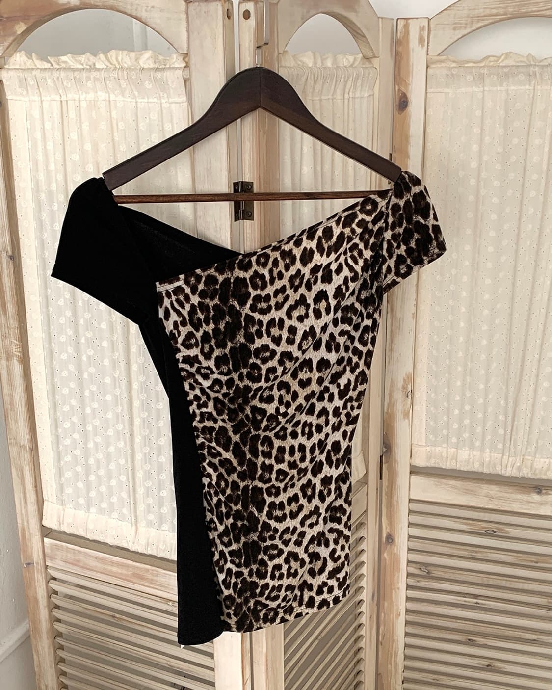 Leopard asymmetric off-shoulder top 상품이미지4