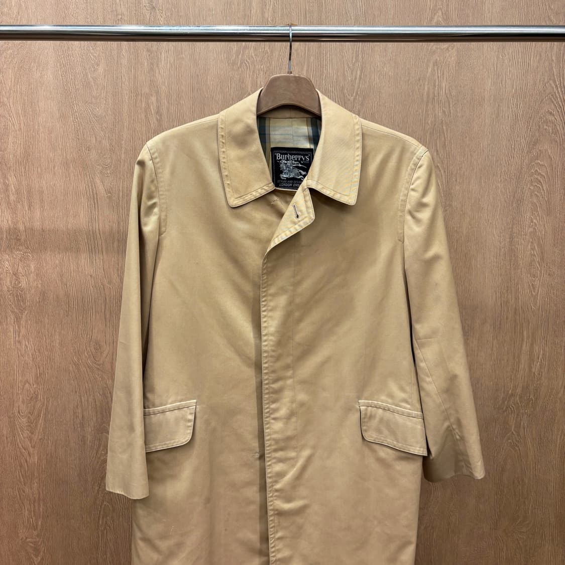 버버리 미니멀 롱 코트 레귤러 카라 싱글 브레스티드 디테일 브라운 상품이미지4