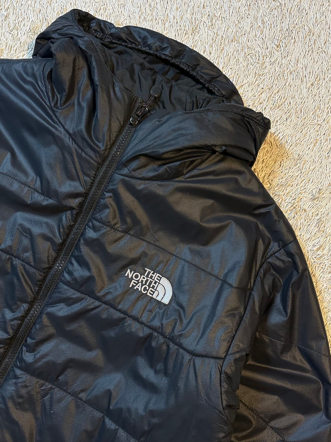 노스페이스 프리마로프트 유광 후드 경량패딩 블랙 상품이미지2