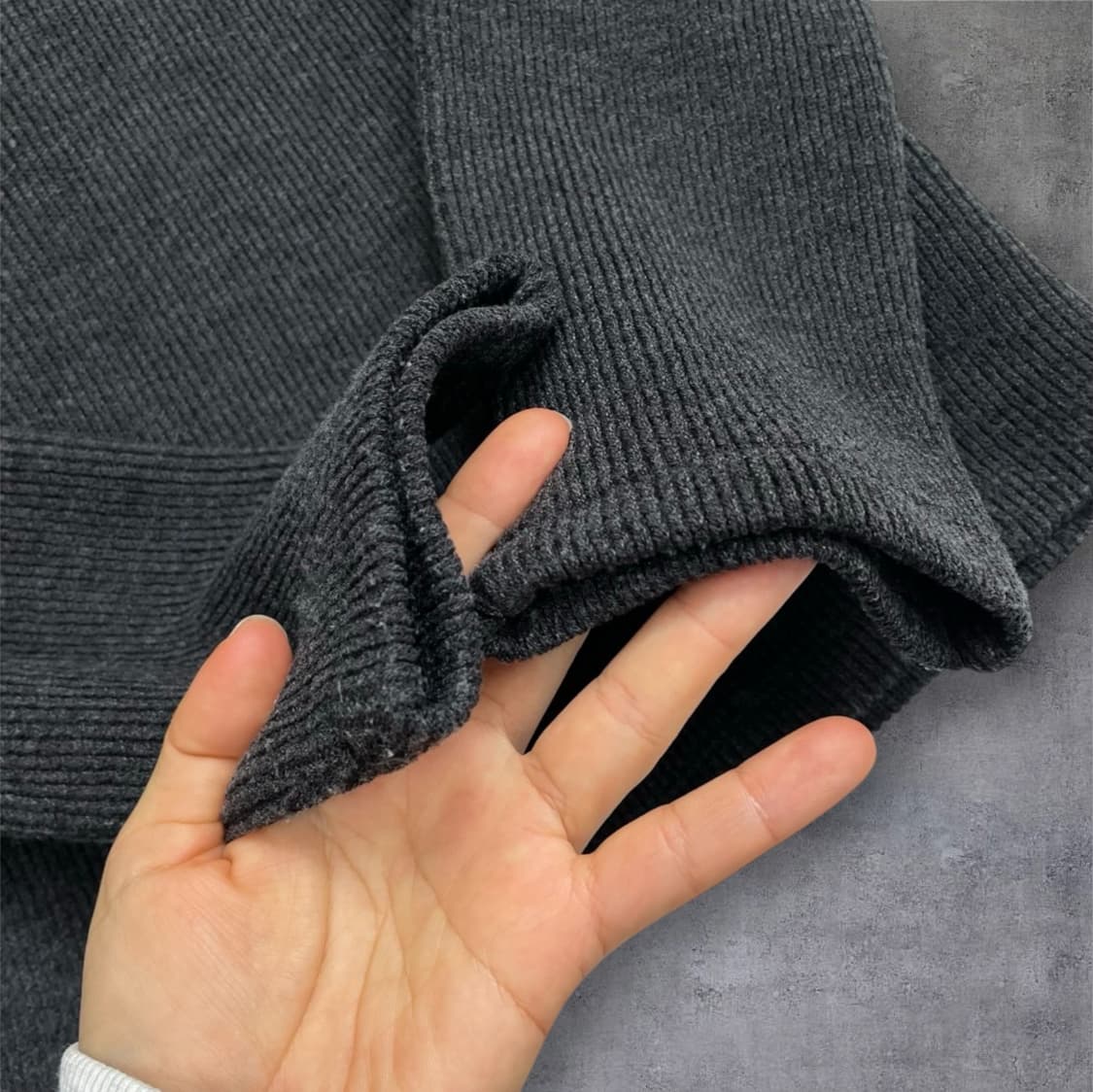 마뗑킴 Matin Kim 차콜 하이넥 래글런 하프집업 니트  상품이미지8