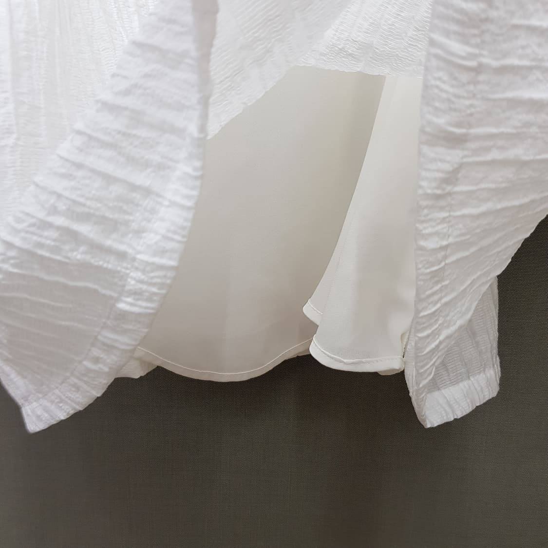 클럽모나코 2025스모크 밴딩 퍼프 슬리브 블라우스 S사이즈 상품이미지4