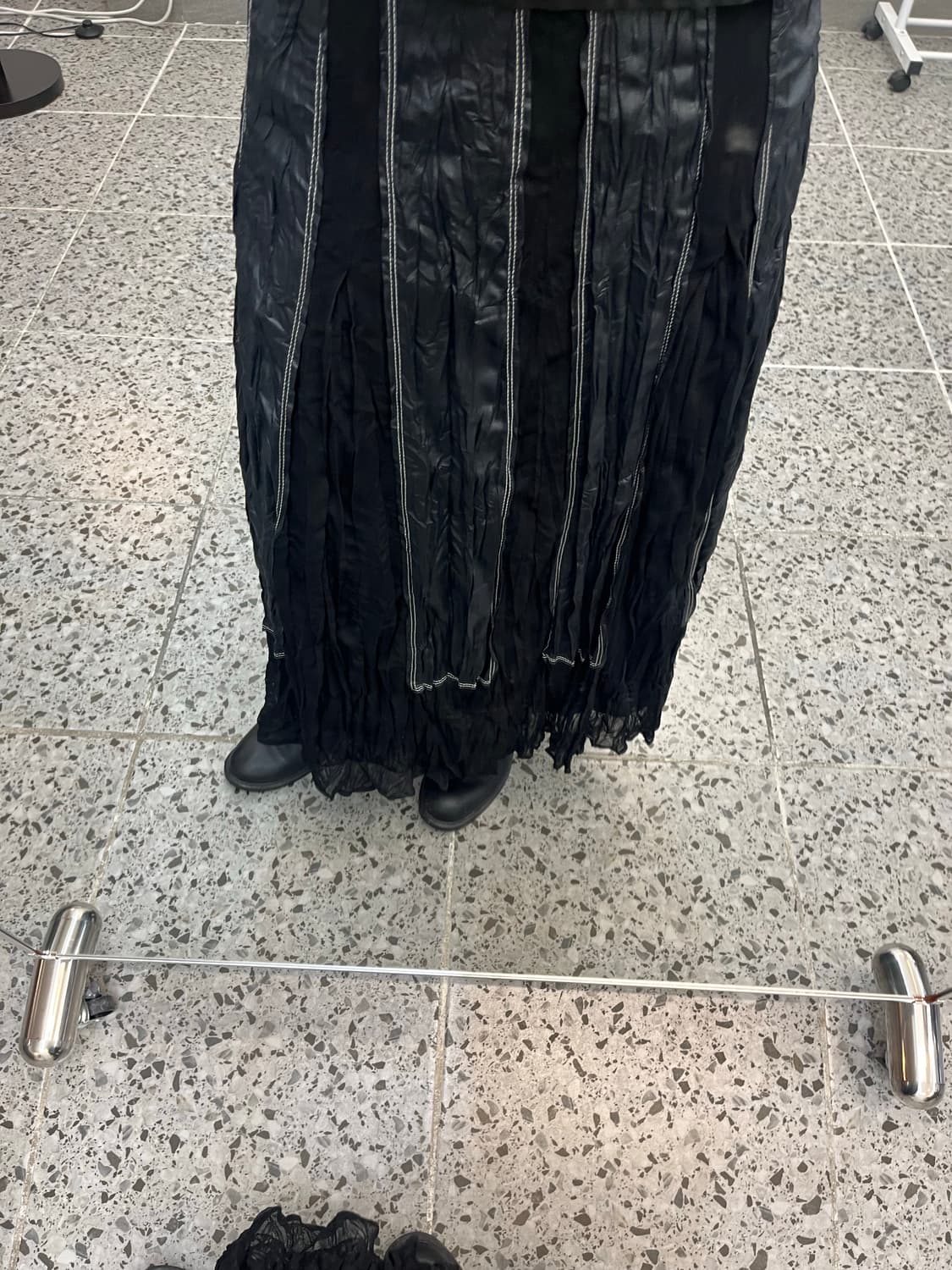 레더 포인트 블랙 롱 스커트 상품이미지3
