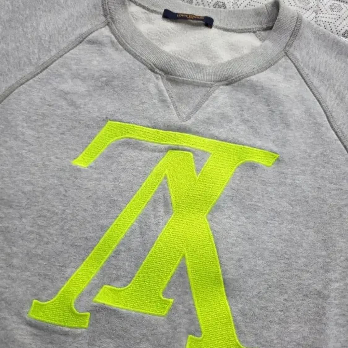 루이비통 네온 로고 맨투맨 그레이 L (드라이완료) 상품이미지4