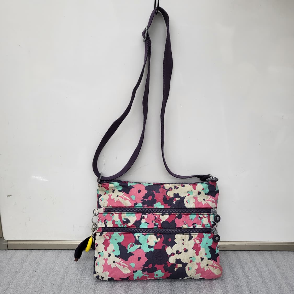 키플링의 매력적인 플라워 패턴 크로스백 상품이미지1