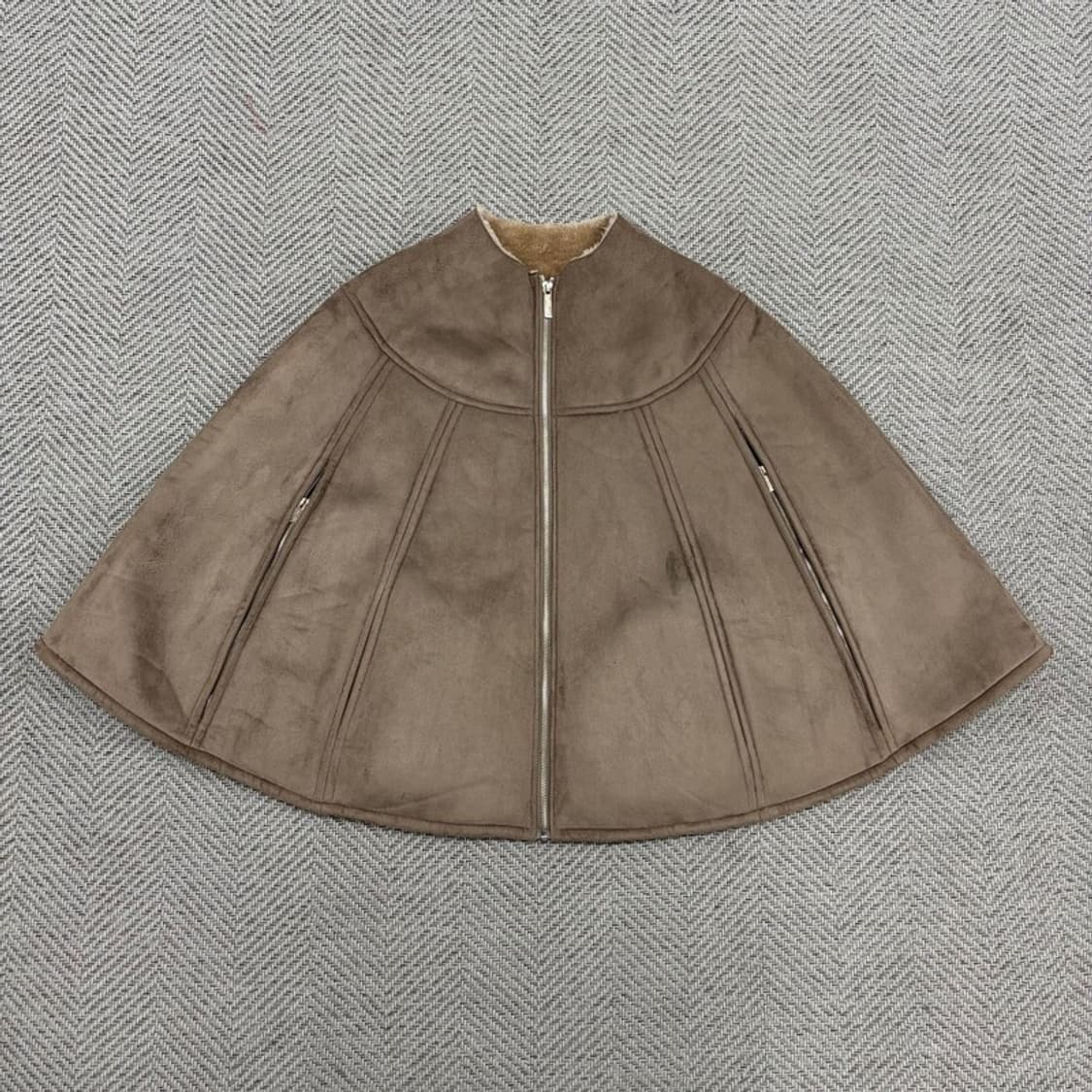 캘빈클라인진스 폭스퍼 스웨이드 케이프 v3085 상품이미지1