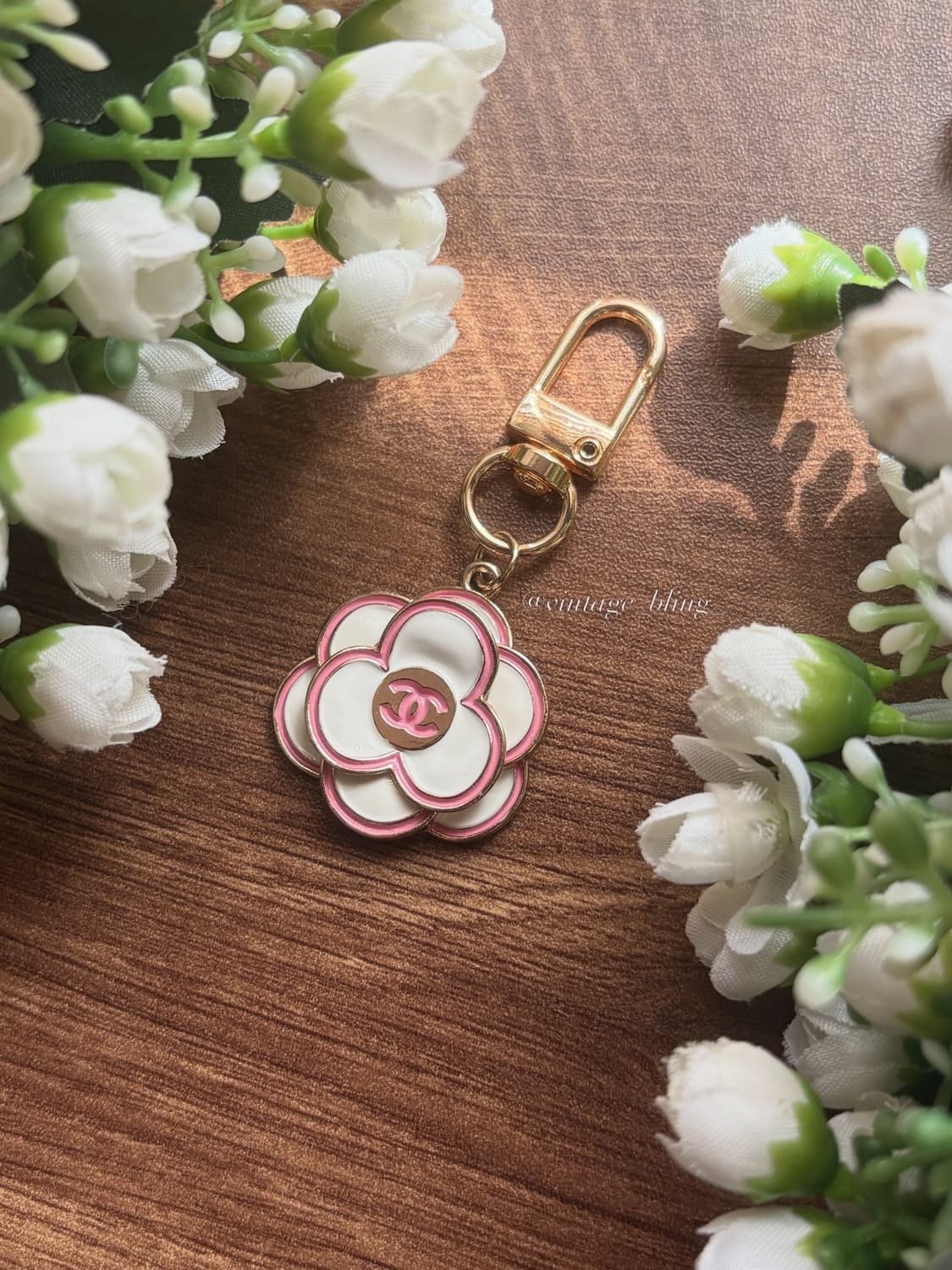 화이트) 샤넬 까멜리아 플라워 골드 백참 키링 키체인 상품이미지2