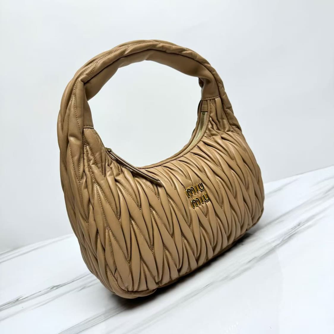 미우 미우 완더 마테라쎄 나파 레더 호보백 카라멜 상품이미지8