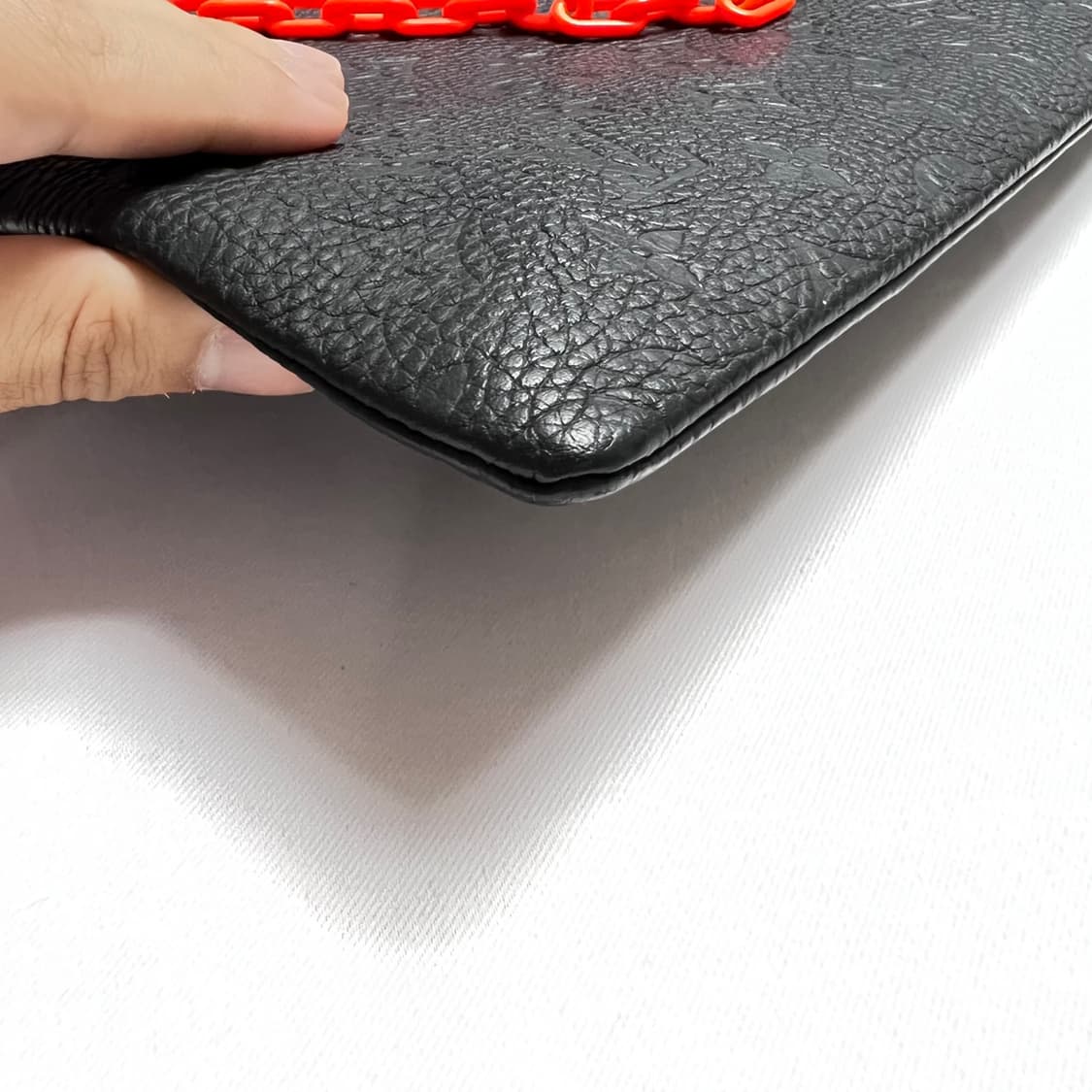 루이비통 버질아블로 쉐도우 체인 클러치백 상품이미지3