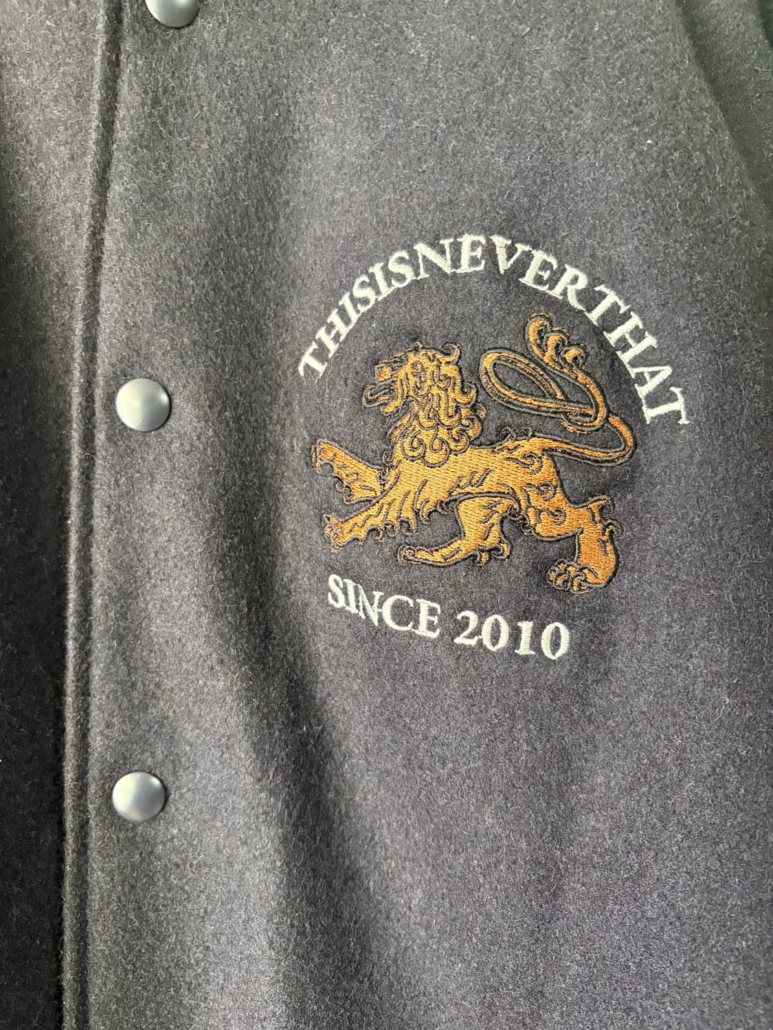 디스이즈네버댓 라이언 바시티 자켓 네이비 M 상품이미지2