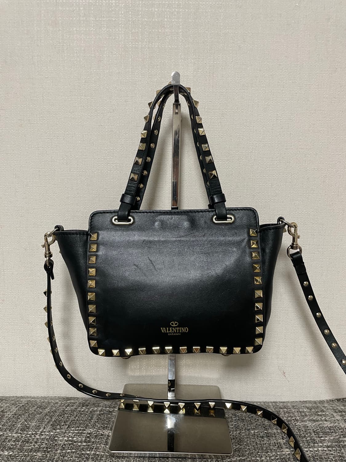 발렌티노 락스터드 블랙 미니 토트백 정품 상품이미지2