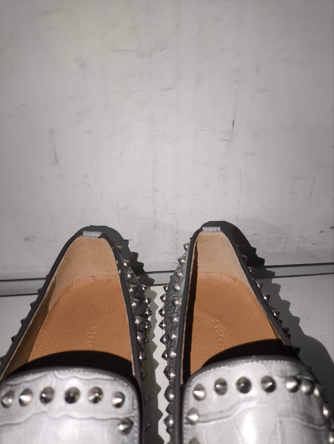 255mm 스터드 가죽 슬립온 슈커스 상품이미지5