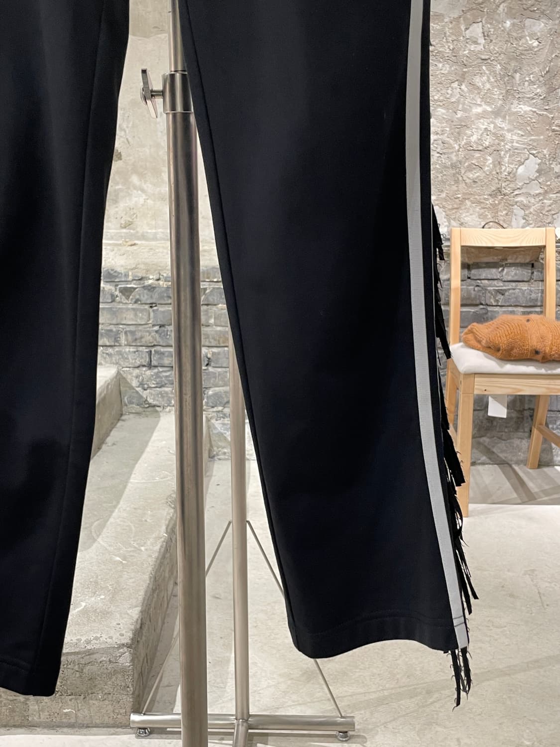 아디다스 x 제레미 스콧 블랙 프린지 트랙 팬츠 상품이미지5