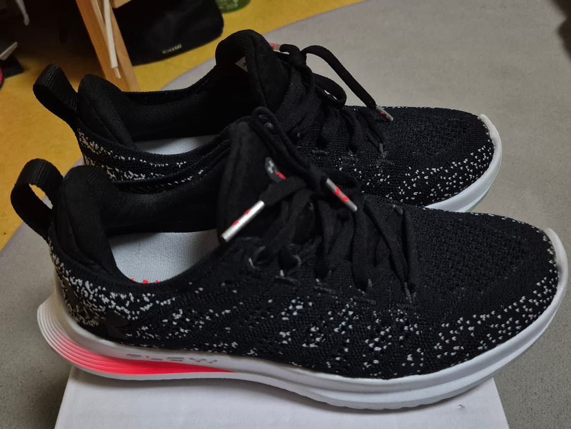 언더아머 UAW 벨로시티 3 런닝화 상품이미지2