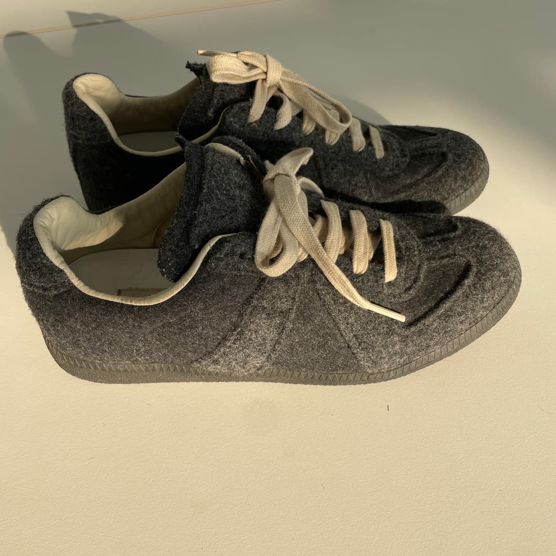 메종 마르지엘라 레플리카 리미티드 에디션 펠트 그레이 스니커즈 상품이미지4