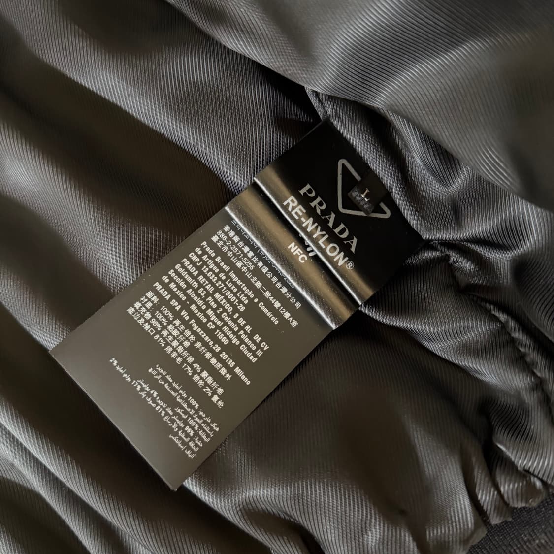 [L] 프라다 리나일론 해링턴 자켓 블랙 상품이미지3
