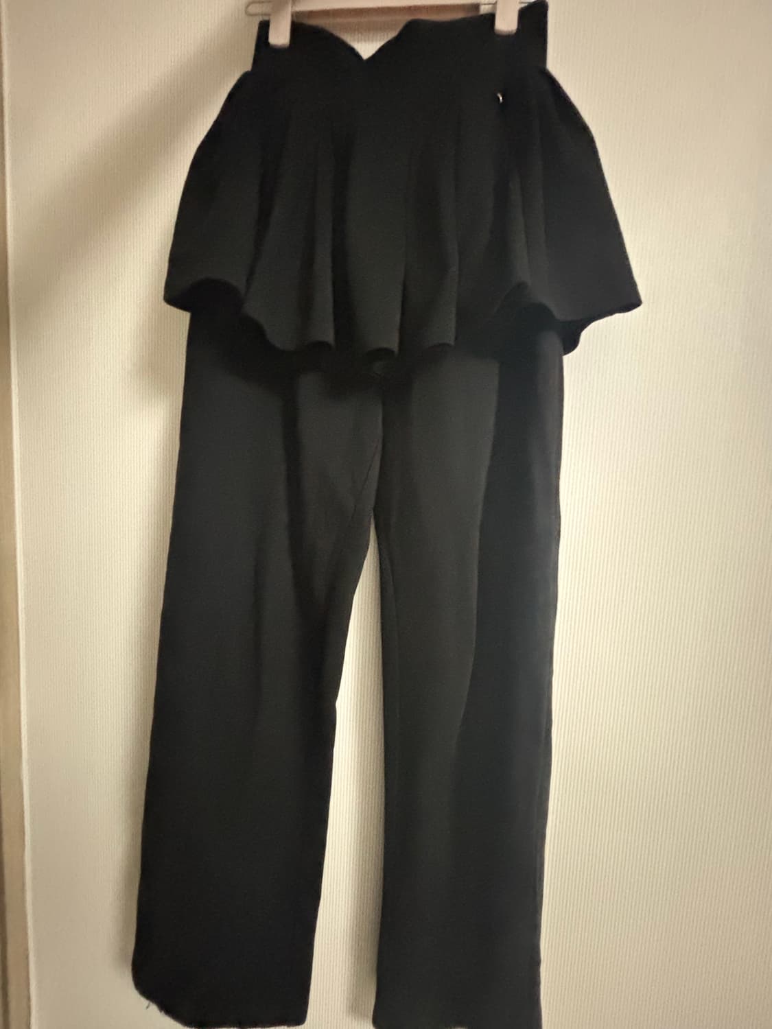 론론 팬츠스커트 PEPLUM RUFFLE PANTSKIRT BLACK 상품이미지2