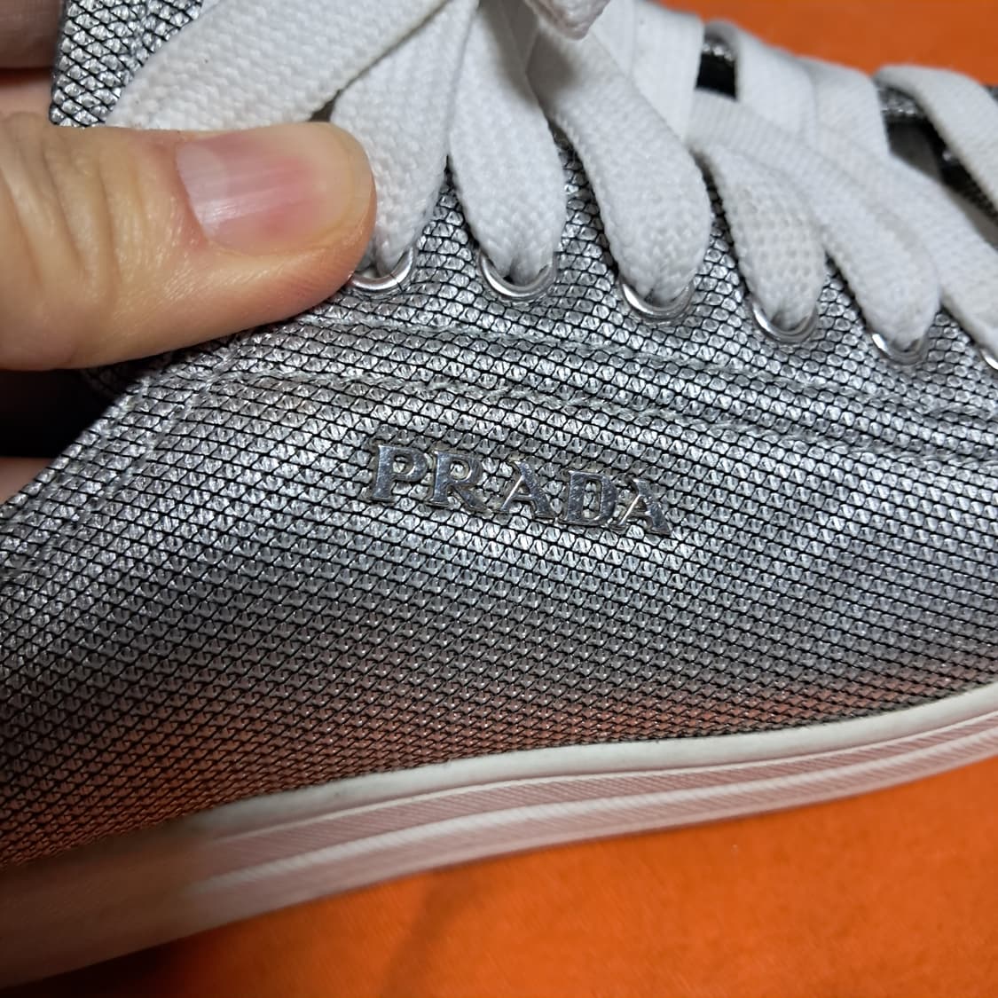 정품 프라다 여성 실버 스니커즈 36.5(230~235) 상품이미지4