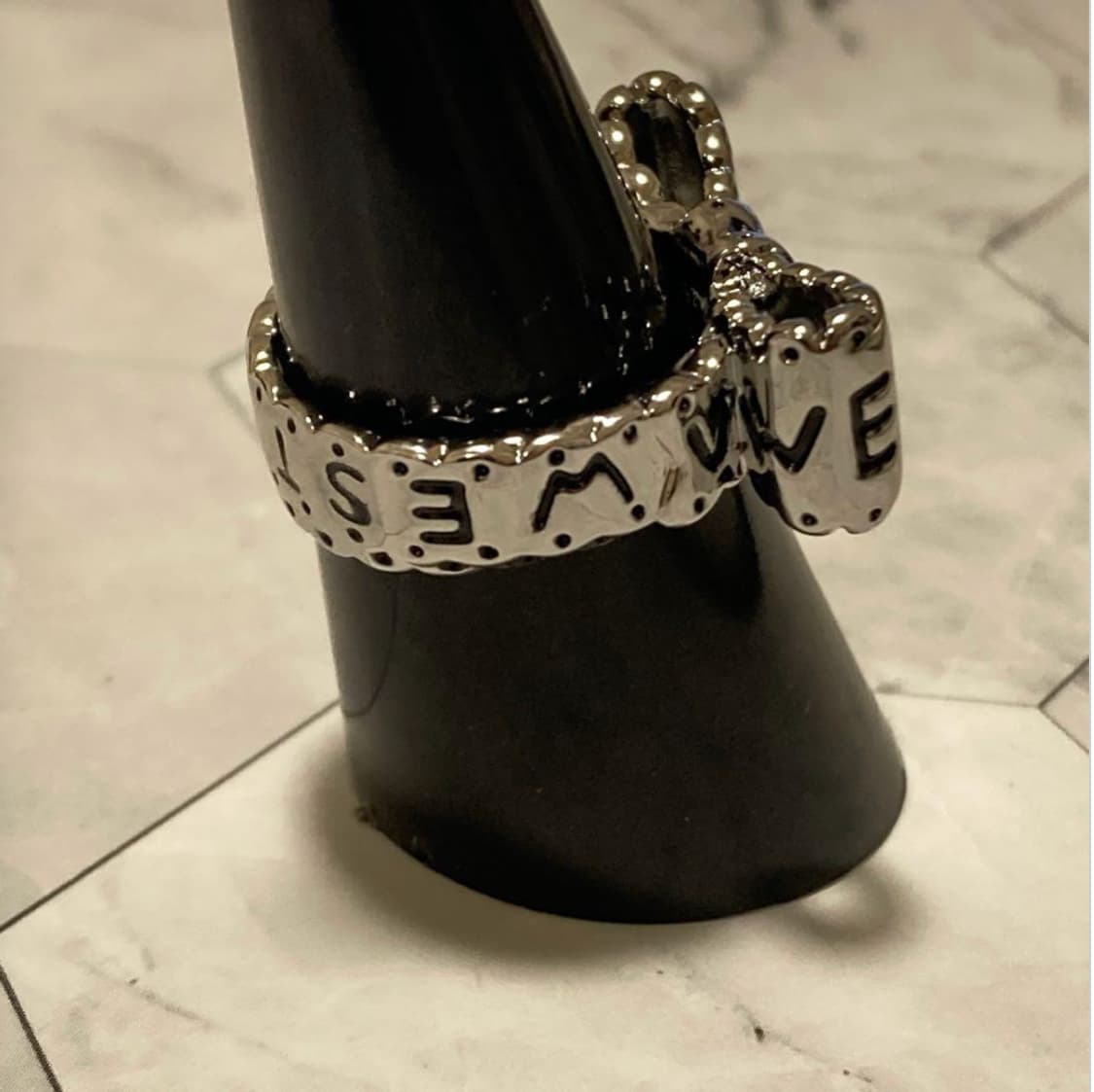 비비안웨스트우드 아카이브 레터링 로고 리본링 반지 상품이미지6