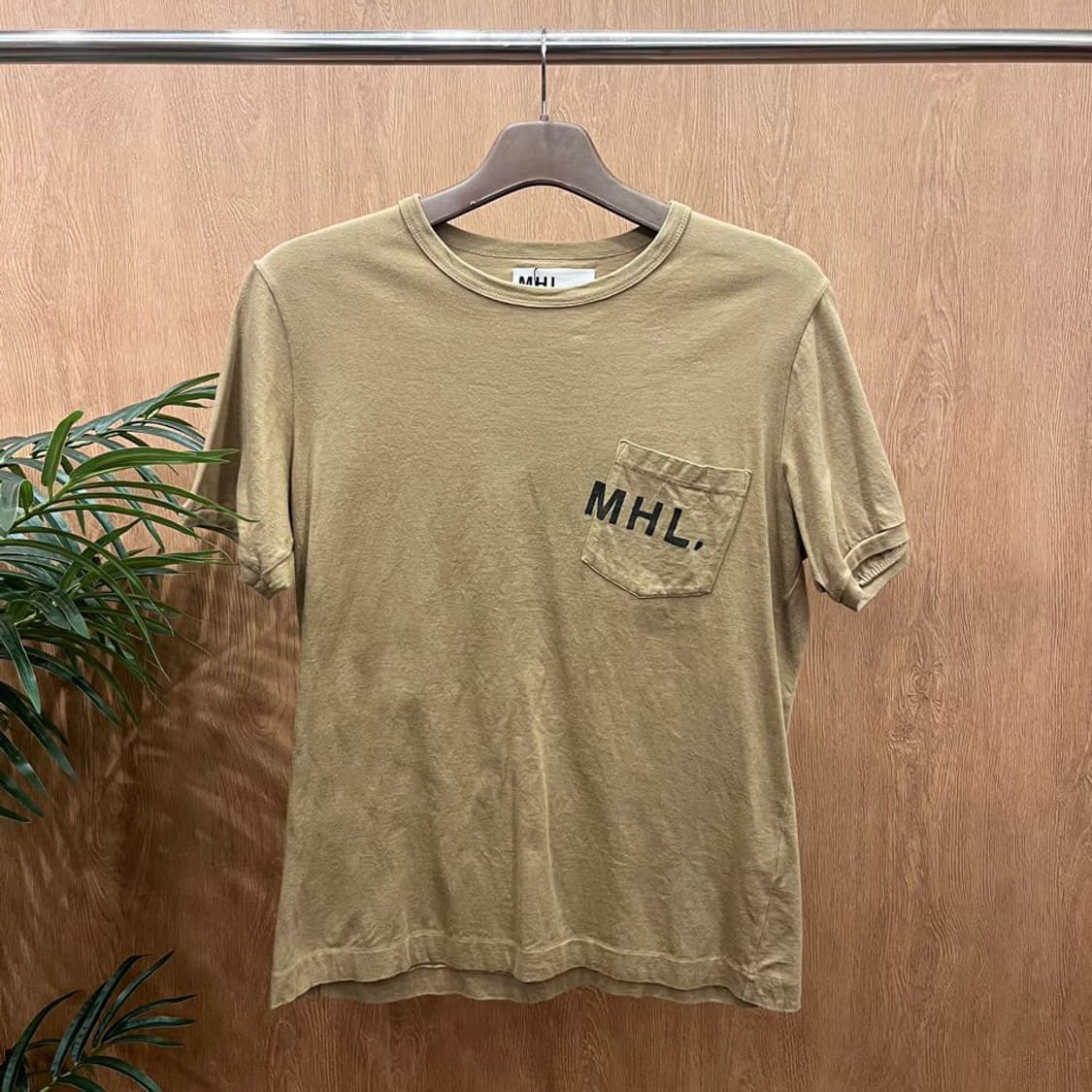 마가렛 호웰 반팔 티셔츠 로고 프린팅 체스트 싱글 포켓 디테일 카키 상품이미지1