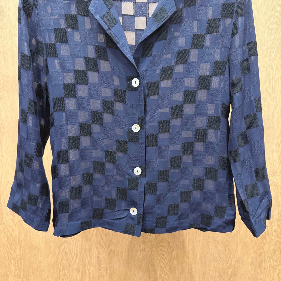 에르노 시스루 체크 패턴 오픈카라 셔츠 입체 텍스처 버튼 디테일 네이비 상품이미지5