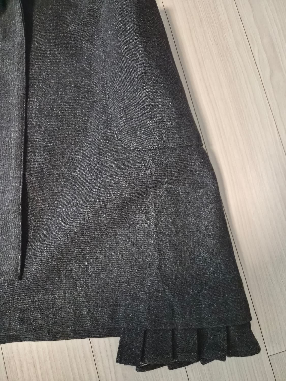차콜 브이넥 데님벨트 원피스 - 밑단 플리츠 포인트 상품이미지3