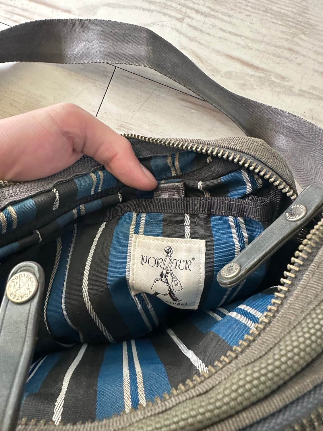 포터 인터내셔널 크로스백 카키30x24 상품이미지8