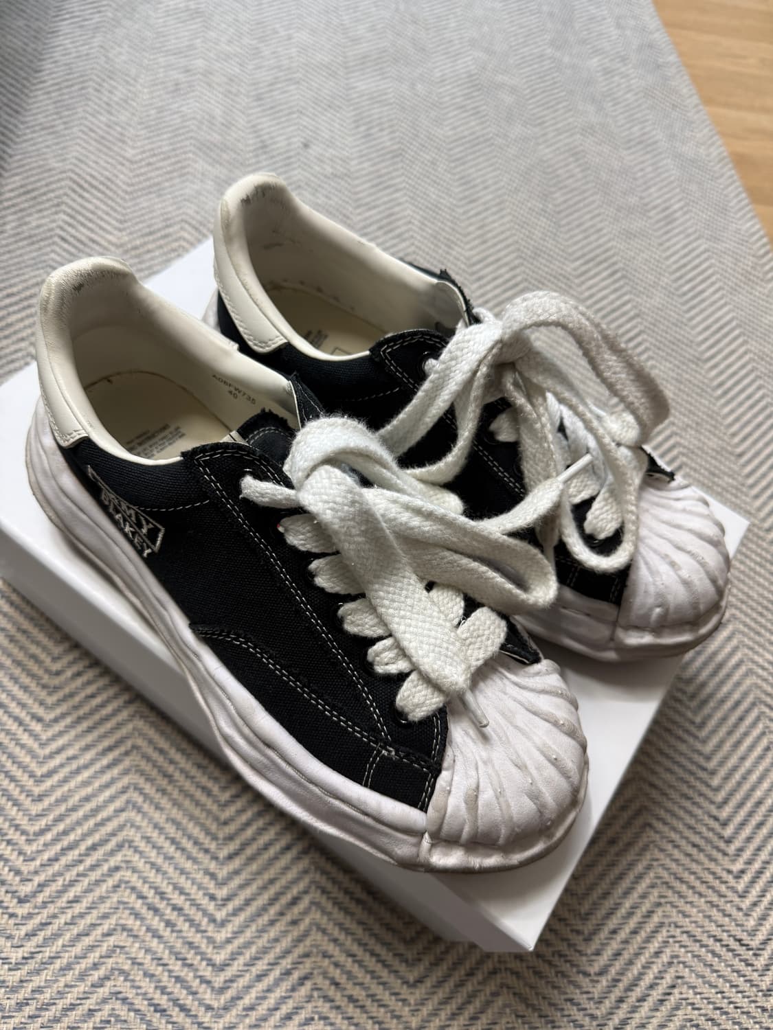 메종 미하라 야스히로 블레이키 OG 솔 캔버스 로우탑 스니커즈 블랙 화이 상품이미지2