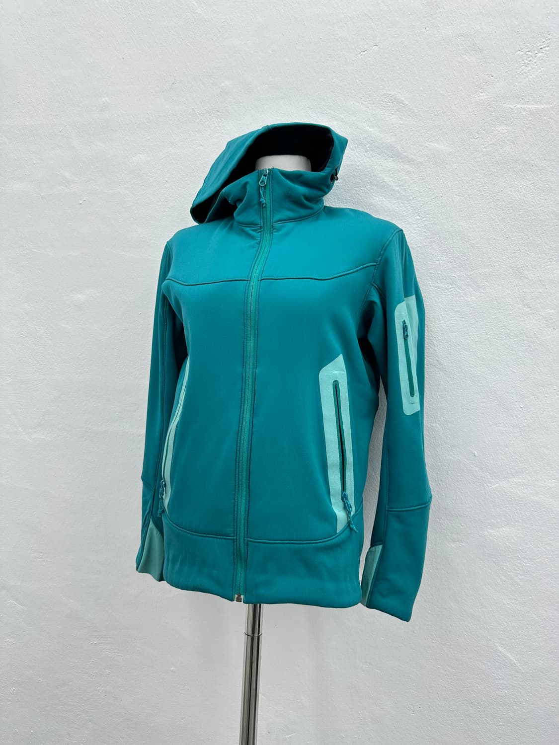 ARCTERYX softshell hooded jacket  상품이미지3