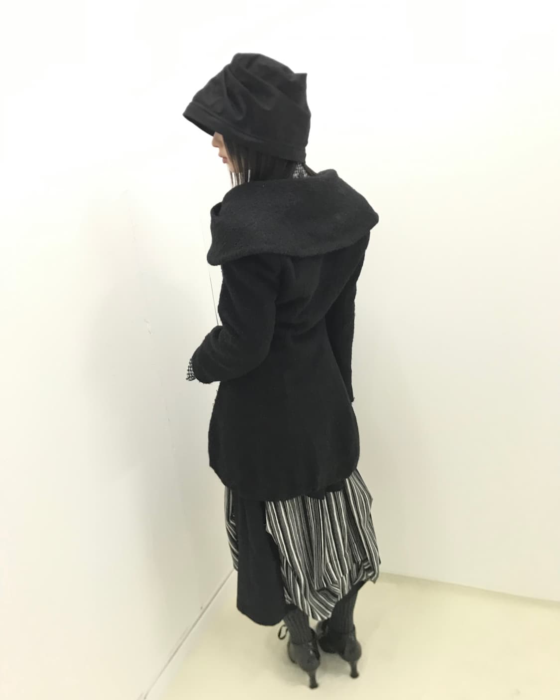 Wide collar tulip line black button coat 상품이미지6
