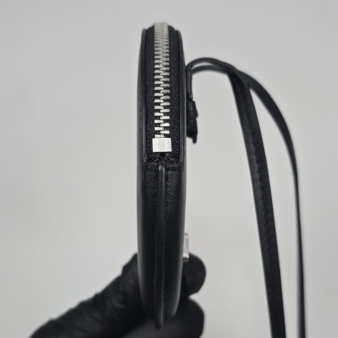 자크뮈스 메탈 로고 라운드 미니 크로스백 상품이미지5