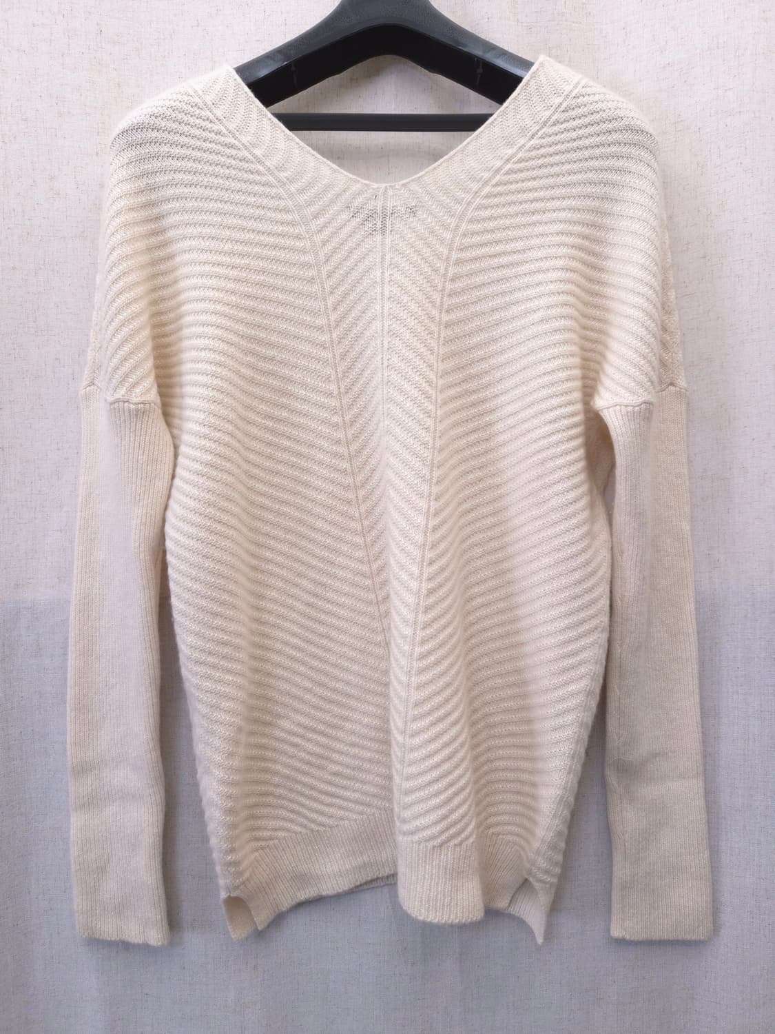 빈스 아이보리 V넥 니트 스웨터 상품이미지3