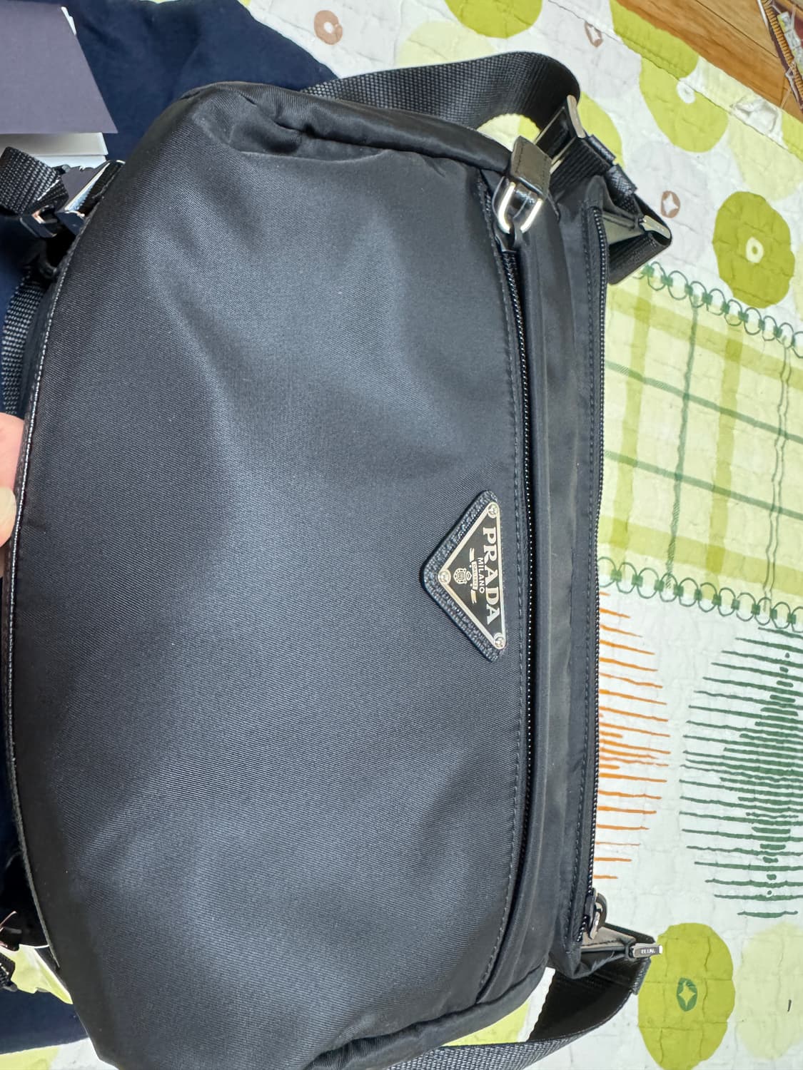 프라다 바이커백 미디움 상태 S급 상품이미지2