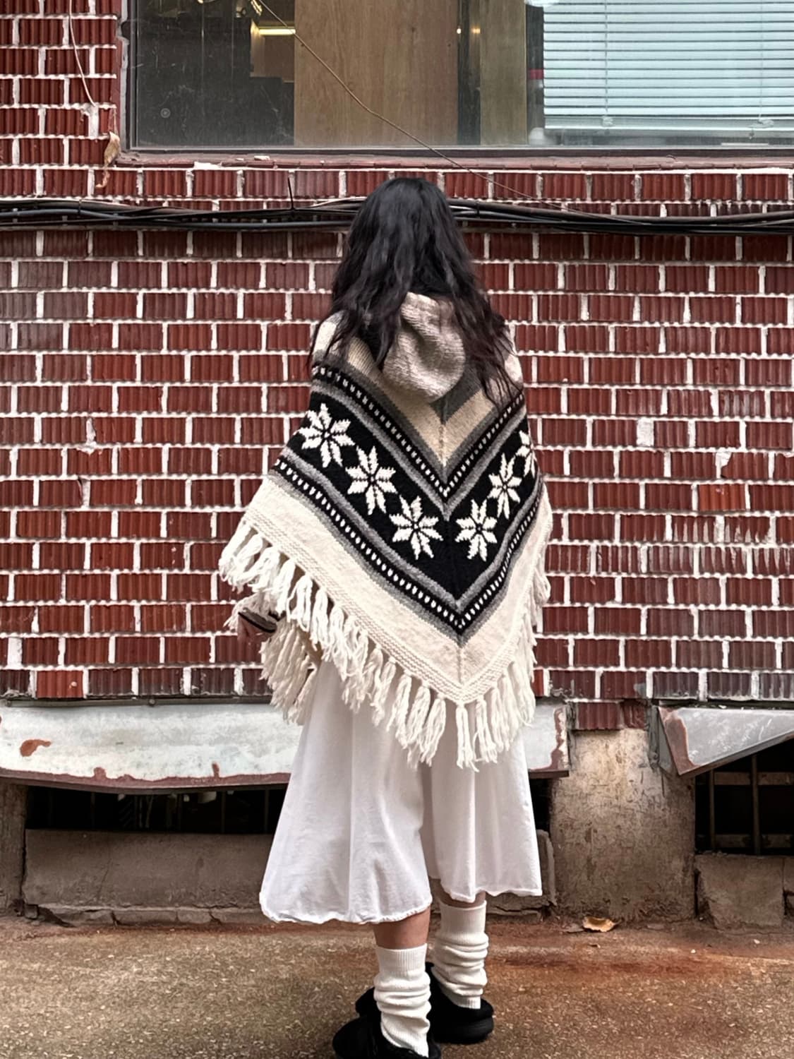 모리 노르딕 후드 케이프 스트라이프 목폴라 화이트 스커트 코디세트 상품이미지3