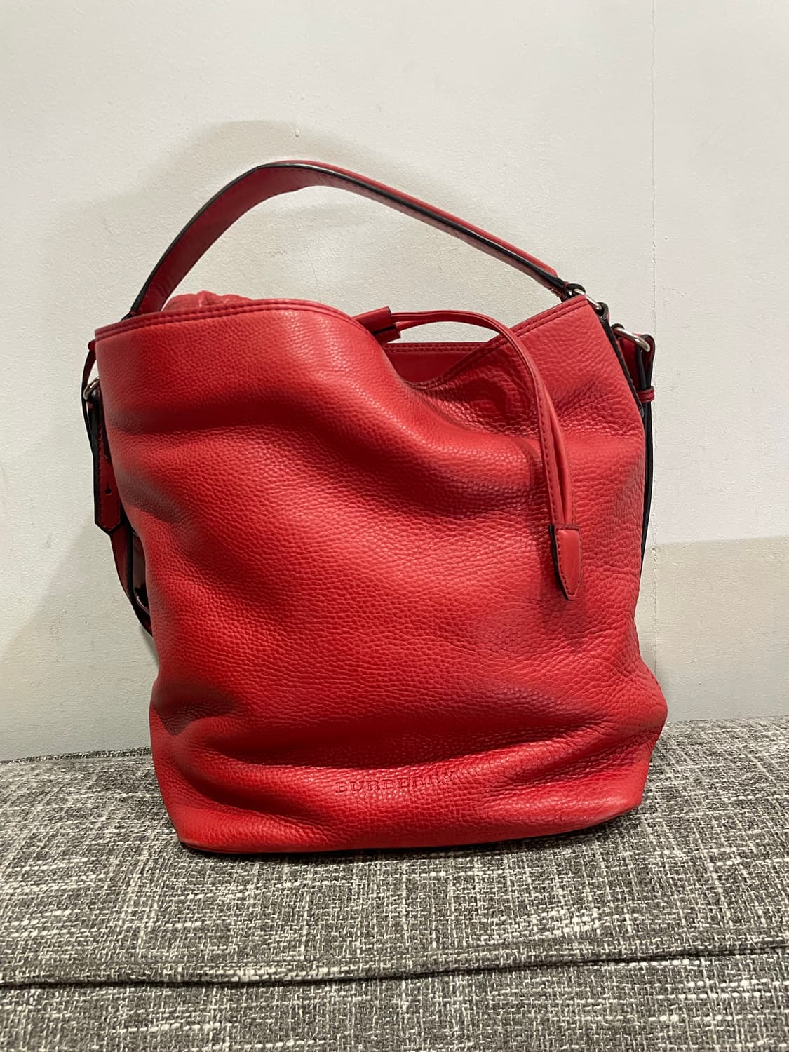 버버리 레드 가죽 버킷백 정품 상품이미지1