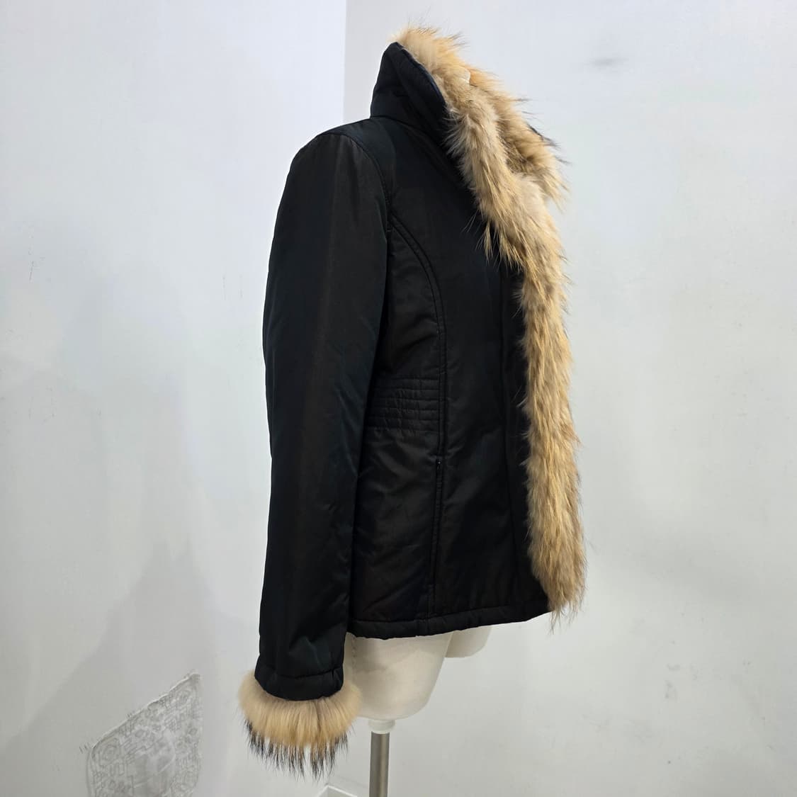 Mon 블랙 실크 라쿤 퍼 트리밍 하이넥 패딩자켓 상품이미지2