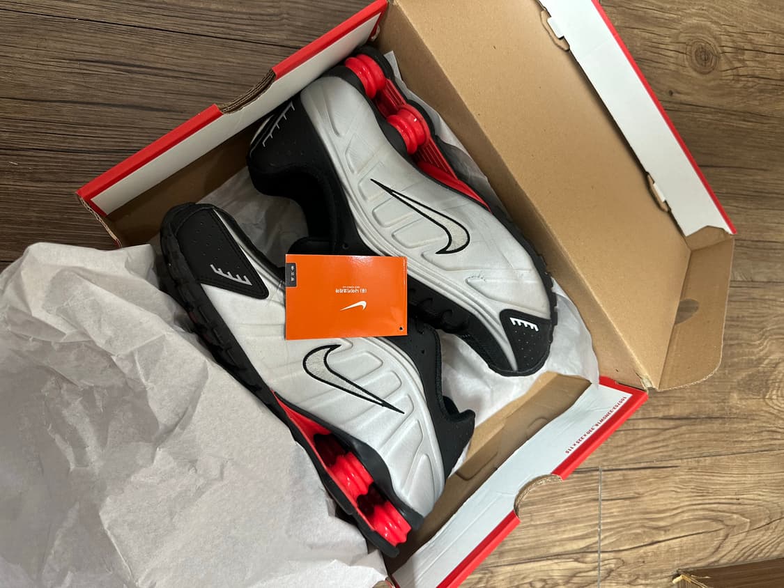 나이키 샥스 R4 메탈릭 실버 레드 상품이미지1